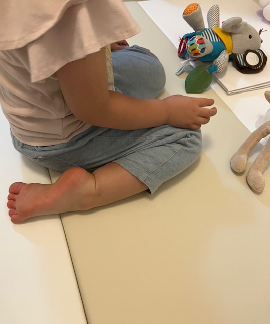 プレイマットで遊ぶ子ども